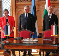 Vasakult: Eesti riigisekretär Aino Lepik von Wirén, president Arnold Rüütel, Ungari president Ferenc Madl ja Ungari rahandusminister Csaba Laszlo