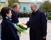 Left: Mrs. Kuchma, the President of Ukraine Leonid Kuchma and the President Arnold Rüütel