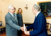 President Arnold Rüütel andis kindral Aleksander Einselnile võidupäeva puhul kätte Kotkaristi I klassi ordeni