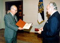 Eesti Vabariigi aukonsul Venezuelas Arne Roostna andis president Arnold Rüütlile üle Andres Bello mälestusmedali nr 1