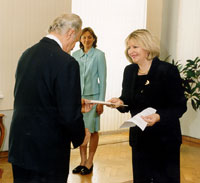 The Ambassador of the Republic of Slovenia, Mrs Darja Bavdaž Kuret presented her to President Arnold Rüütel