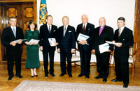 Paremalt: Ants Järvesaar, Einar Soone, Hindrek Peeter Meri, president Arnold Rüütel, Max Jakobson, Riina Viiding, Ants Tammleht