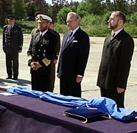 The President of the Republic presented the Air Base of Ämari with a flag