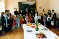 Kindergarten children sang a birth-day song to the President
