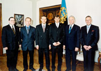 Left: President of the Estonian Olympic Committee Mart Siimann, coach Mati Alaver, Jaak Mae, Andrus Veerpalu, President Arnold Rüütel, the President of the Estonian Ski Association Toomas Savi