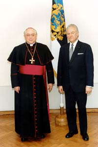 Püha Tooli esindaja Eestis paavstliku nuntsiuse peapiiskop Peter Stephan Zurbriggeni ja president Arnold Rüütel
