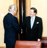 Vasakult: president Arnold Rüütel ja NATO peasekretär lord George Robertson