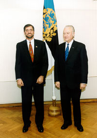 Ameerika Ühendriikide suursaadik Joseph M. DeThomas ja president Arnold Rüütel 