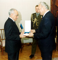 Eesti riigipea Arnold Rüütel andis Itaalia suursaadikule Luchino Cortesele üle Maarjamaa Risti I klassi ordeni