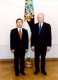 Korea suursaadik Lee Young-gil ja president Arnold Rüütel