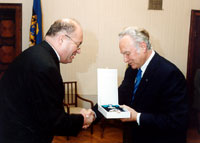 Eesti riigipea Arnold Rüütel andis Michael Miessile üle Maarjamaa Risti II klassi ordeni.