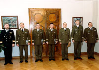 Vasakult: kontradmiral Tarmo Kõuts, kindralmajor Ants Laaneots, kolonelleitnant Aare Ermus, kolonel Urmas Roosimägi, major Peep Tambets, major Kajari Klettenberg, kapten Benno Leesik