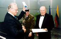 President Arnold Rüütel andis Leedu Kammerorkestri dirigendile Saulius Sondeckisele üle Maarjamaa Risti IV klassi ordeni
