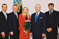 Vasakult: Anatoli Šmigun, Mati Alaver, Jaak Mae, Toomas Savi, Kritstina Šmigun, president Arnold Rüütel, Andrus Veerpalu, Mart Siimann