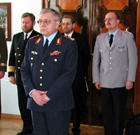 President Arnold Rüütel andis kindral Kujatile üle Kotkaristi I klassi ordeni
