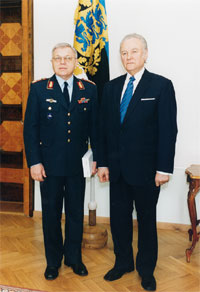 The Chairman of the NATO Military Committee General Harald Kujat and the President Arnold Rüütel