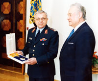 Riigipea andis kindral Kujatile üle Kotkaristi I klassi ordeni
