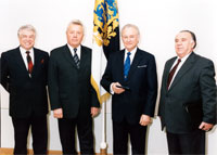 Vasakult: Ukraina suursaadik M. Makarevitch, Ukraina Põllumajandusteaduste Akadeemia president Mihhail Zubets, president Arnold Rüütel, akadeemik Grigori Bogdanov