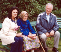 The President and Mrs Ingrid Rüütel paid a call on the oldest resident of Kihnu, Maria Köster
