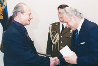 Teatrilavastaja Adolf Šapiro võttis president Arnold Rüütlilt vastu Maarjamaa Risti III klassi ordeni