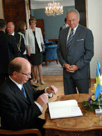 President Arnold Rüütel võttis vastu Rootsi Kuningriigi erakorralise ja täievolilise suursaadiku Dag Harteliuse