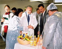 President Rüütel külastas Võhmas joogivett ja karastusjooke tootvat AS-i Caritas