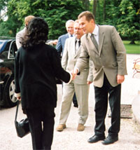 President President Rüütel külastas Olustvere Teenindus- ja Majanduskooli. Tervitab direktor Arnold Pastak