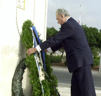 President Rüütel asetas pärja sõjas hukkunute mälestusmärgile Florianas