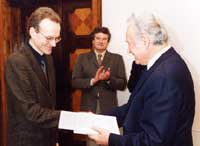 President Arnold Rüütel presented Ivo Leito with the Young Scientist Prize 2003 awarded by the Cultural Foundation
