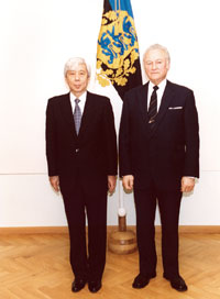 Jaapani suursaadik Shigeo Kondo ja president Arnold Rüütel