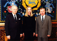 Vasakult: president Arnold Rüütel, Iris Kangur ja Riigikohtu esimees Uno Lõhmus