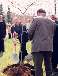 Vabariigi President istutas Euroopa Liiduga ühinemise tähistamiseks Võru Kreutzwaldi Gümnaasiumi juurde tammepuu