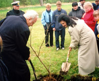 Vabariigi President külastas koos abikaasaga kunstnik Johann Köleri talumuuseumi Lubjassaarel ning istutas taluõuele tammepuu