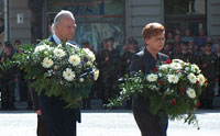 President Arnold Rüütel ja Läti president Vaira Vike-Freiberga asetavad pärjad Võnnu lahingu mälestusmärgile Cesises