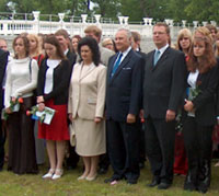 President Arnold Rüütel ja proua Ingrid Rüütel võtsid Kadrioru roosiaias vastu Eesti üldhariduskoolide ja kutseõppeasutuste tänavused parimad lõpetajad
