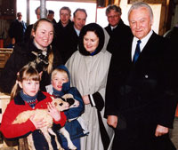 President Arnold Rüütel ja proua Ingrid Rüütel külas noortel lambakasvatajatel, kes sama päeva hommikul sündinud talledele andsid külaliste auks nimed Ingrid ja Arnold