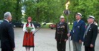 President Arnold Rüütel tervitas Kadrioru presidendilossi ees tuletoimkonda, kes tõi Tartust 26. juunil teele asunud üldlaulu- ja tantsupeo tule Tallinna
