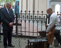 Presidendipaar tutvus eesti sepa rändtöökojaga Liivi platsil