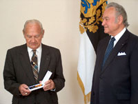 President Rüütel andis fotograafile ja vabadusvõitlejale Donald Koppelile üle Kotkaristi IV klassi teenetemärgi