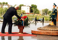 Vabariigi President asetas lilled Isamaa kaitsjate mälestussamba jalamile Astanas