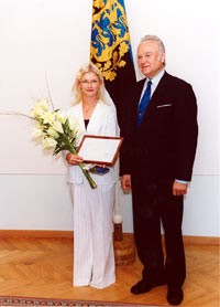 President Arnold Rüütel andis üle Sihtasutus Vabariigi Presidendi Kultuurirahastu noore kultuuritegelase preemia Anu Talile