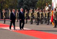 President Arnold Rüütel kohtus Jerevanis ametliku visiidi raames Armeenia Vabariigi presidendi Robert Kotšarjaniga. Pidulik vastuvõtutseremoonia presidendipalee ees.