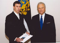 President Rüütel andis rallisõitja Markko Märtinile Eesti Punase Risti IV klassi teenetemärgi