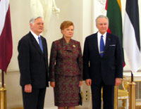 Balti riigipead kohtusid Vilniuses. Vasakult: Valdas Adamkus, Vaira Vike-Freiberga, Arnold Rüütel.
