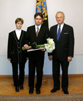 President Rüütel andis Jaan Raik'ile üle Kultuurirahastu 2004. aasta noore teadlase preemia