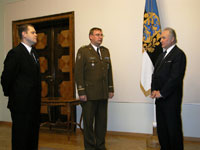 Kaitseliidu Toompea malevkonna pealik Heiki Arike ja leitnant Taivo Runno andsid president Arnold Rüütlile üle Toompea malevkonna teenetemärgi.