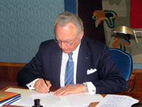President Arnold Rüütel kirjutamas alla otsusele jätta välja kuulutamata ''Kohaliku omavalitsuse volikogu valimise seaduse muutmise seadus''