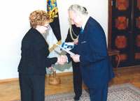 President Rüütel andis Maarjamaa Risti III klassi teenetemärgi Helsingi linnapea Eva-Riitta Siitonenile