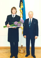 Vabariigi President andis Jaanus Rohumaale üle noore kultuuritegelase preemia.