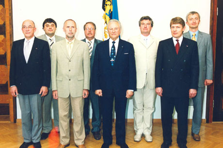 Members of The President's Cultural Foundation. Left: Arne Mikk, Erki Holmberg, Peeter Vähi, Alar Ojalo, president Arnold Rüütel, Georg Bogatkin, Toomas Luman, Indrek Neivelt.